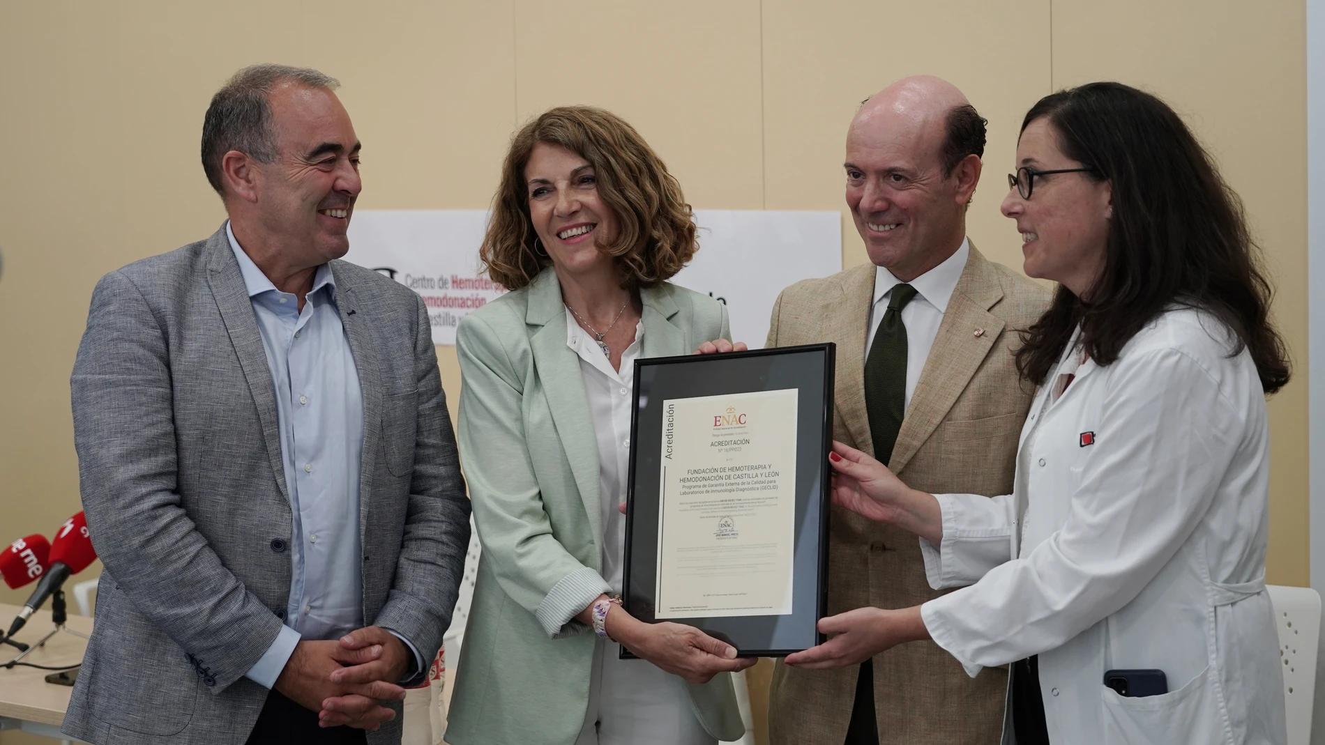Jesús García-Cruces recibe la acreditación del Centro de Hemoterapia