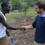 Guillermo Martínez entrega una trésdesis, en Kenia