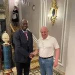 Prigozhin posa con Freddy Mathurin Mapouka, el jefe de protocolo del presidente de la República Centroafricana