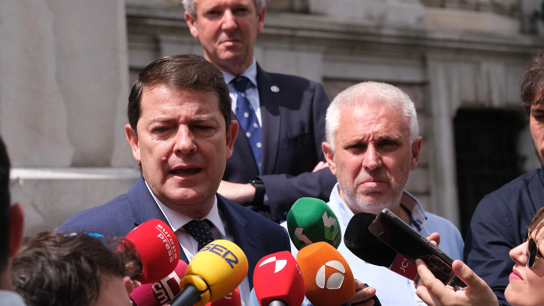 Fernández Mañueco atiende a los medios en Asturias