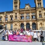 El Ayuntamiento de San Sebastián se concentra en repulsa por la agresión sexual a dos mujeres en la ciudad