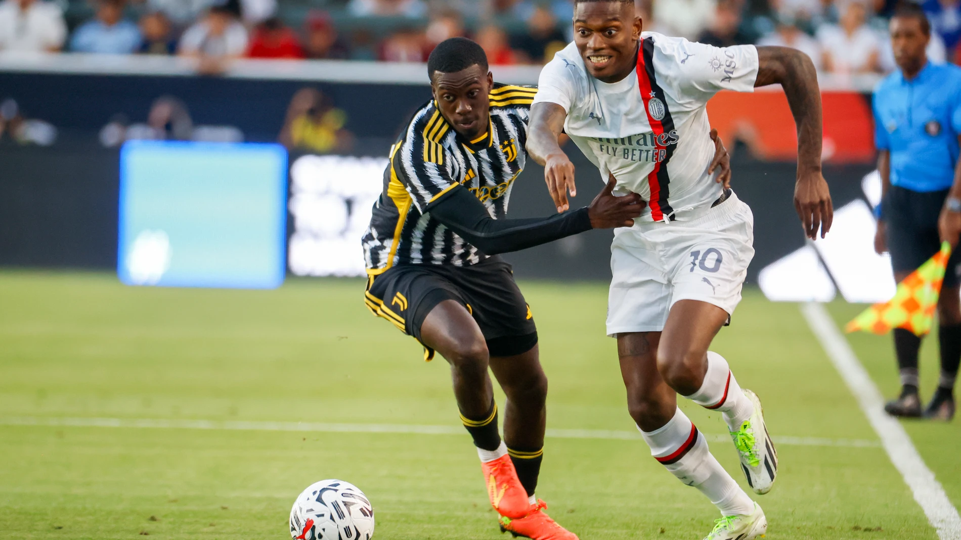 27 July 2023, US, Carson: Juventus' Timothy Weah (L) and AC Milan's Rafael Leao (R) battle for the ball during the pre-season friendly soccer match between Juventus and AC Milan at Dignity Health Sports Park. Photo: Ringo Chiu/ZUMA Press Wire/dpa 27/07/2023 ONLY FOR USE IN SPAIN