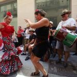 Dos mujeres bailan sevillanas en la Feria de Málaga de 2022