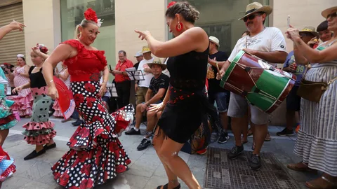 Dos mujeres bailan sevillanas en la Feria de Málaga de 2022