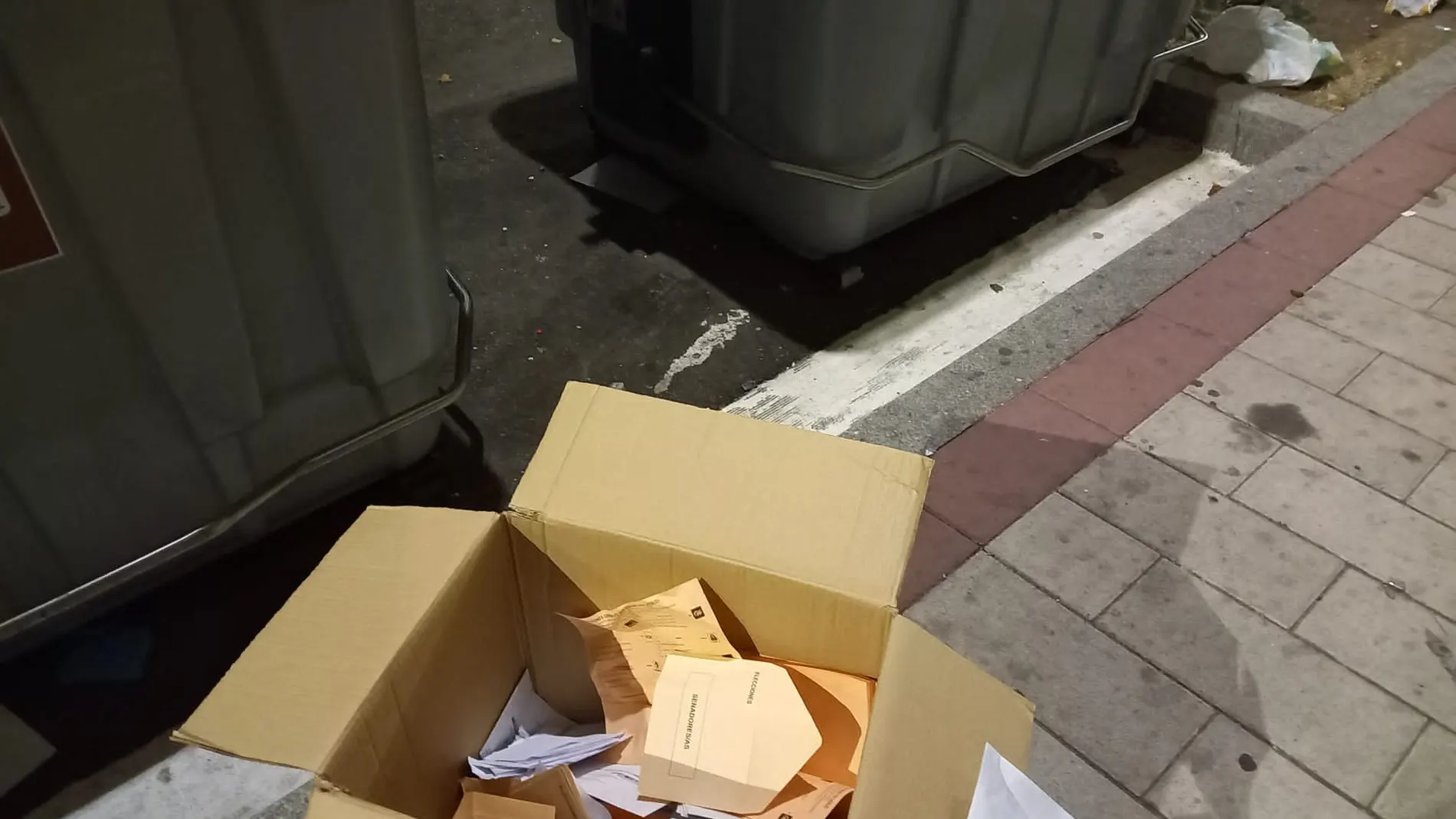 Papeletas encontradas al lado de unos contenedores en una calle de Valladolid