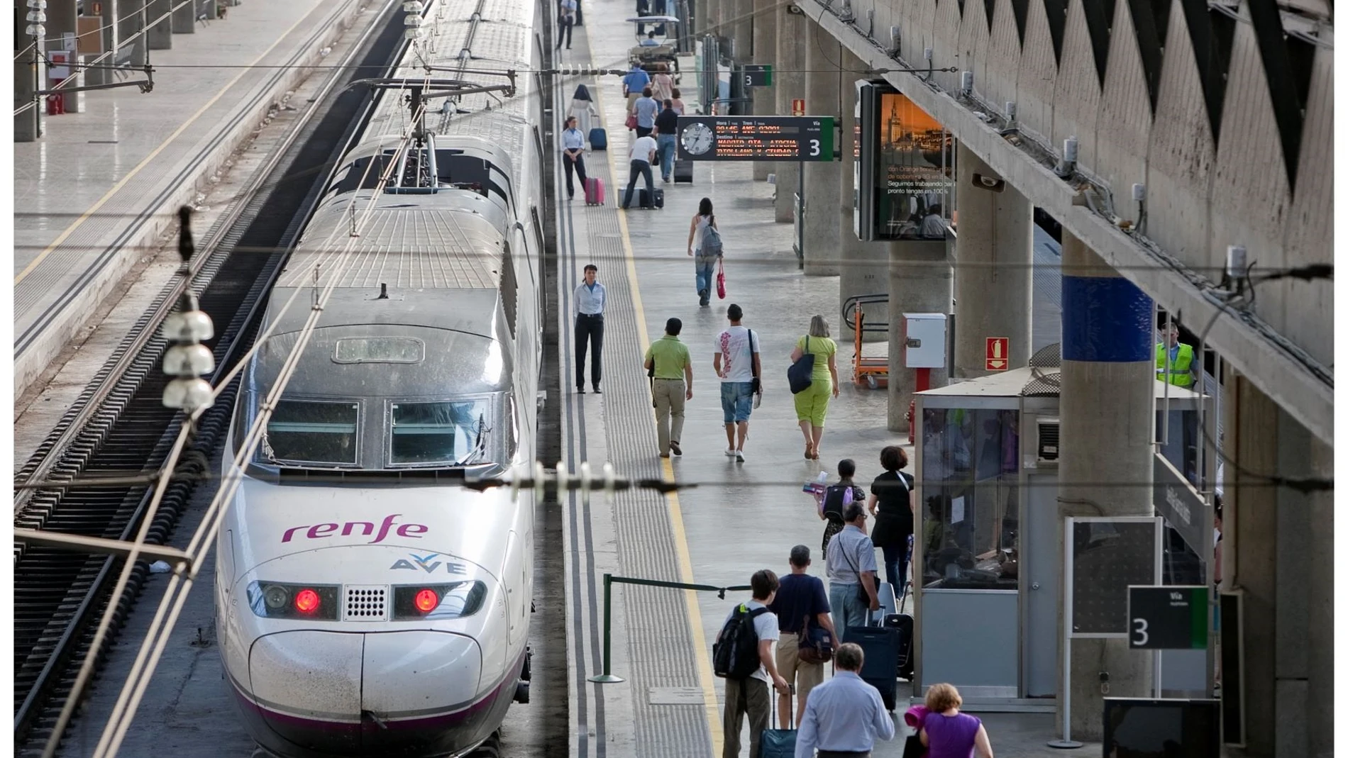 MADRID.-Renfe ofrece 1,2 millones de plazas en más de 4.000 trenes para la operación salida de agosto