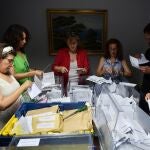 PALMA DE MALLORCA, 28/07/2023.- Trabajadoras de la junta electoral y representantes de partidos políticos inician el recuento de votos emitidos por los residentes en el extranjero para las elecciones generales el pasado 23 de julio en la Audiencia Provincial de Palma de Mallorca, este viernes. EFE/ Miquel A. Borràs