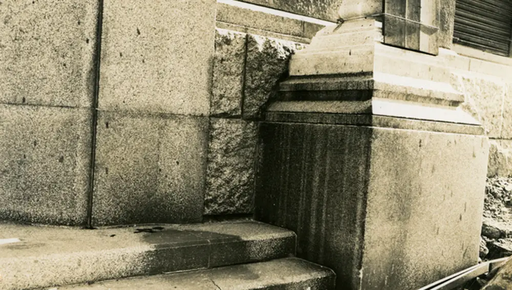 Una de las sombras de Hiroshima, se cree que era un hombre sentado en las escaleras del Banco Sumitorno
