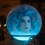 Una casi irreconocible Jamie Lee Curtis, como la mítica Madame Leota dentro de su bola de cristal en la cinta dirigida por Justin Simien