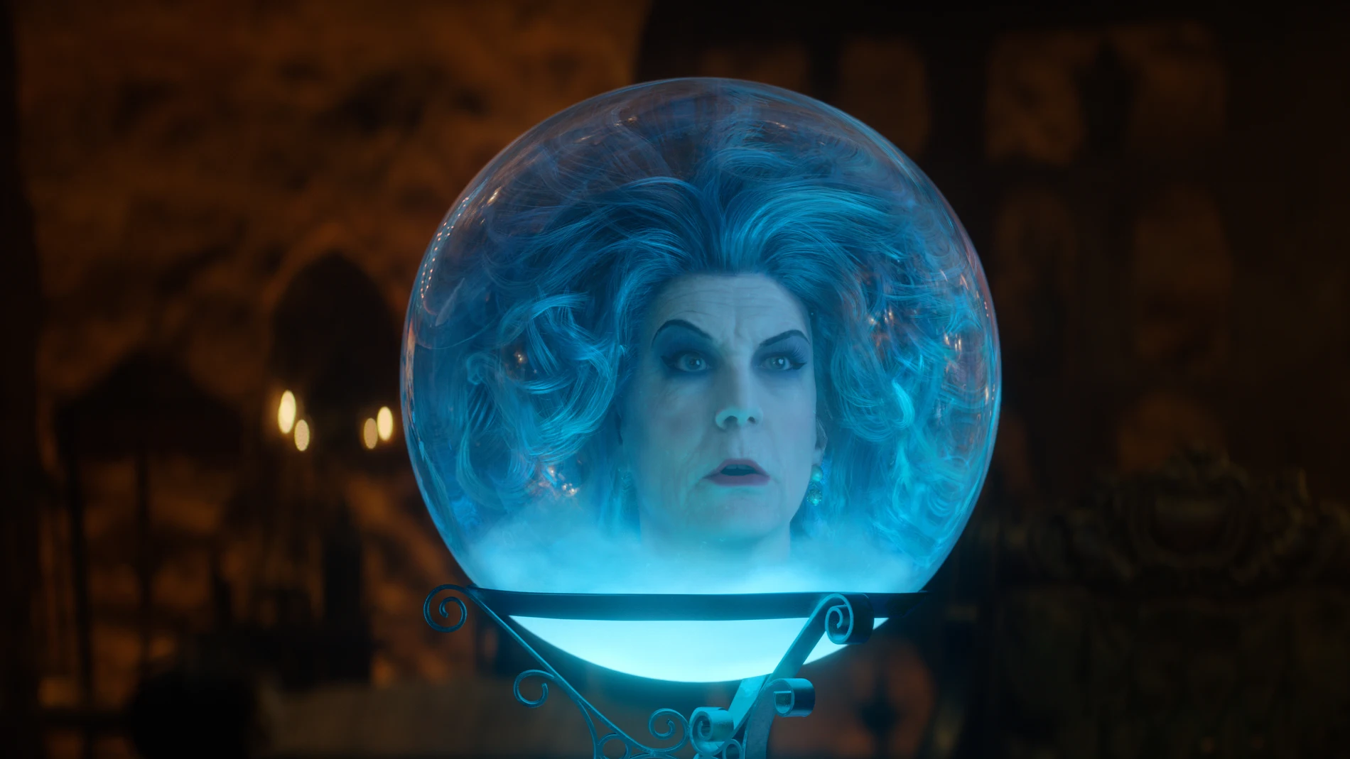 Una casi irreconocible Jamie Lee Curtis, como la mítica Madame Leota dentro de su bola de cristal en la cinta dirigida por Justin Simien