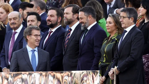 El presidente del PP, Alberto Núñez Feijóo, conversa con el líder de VOX, Santiago Abascal