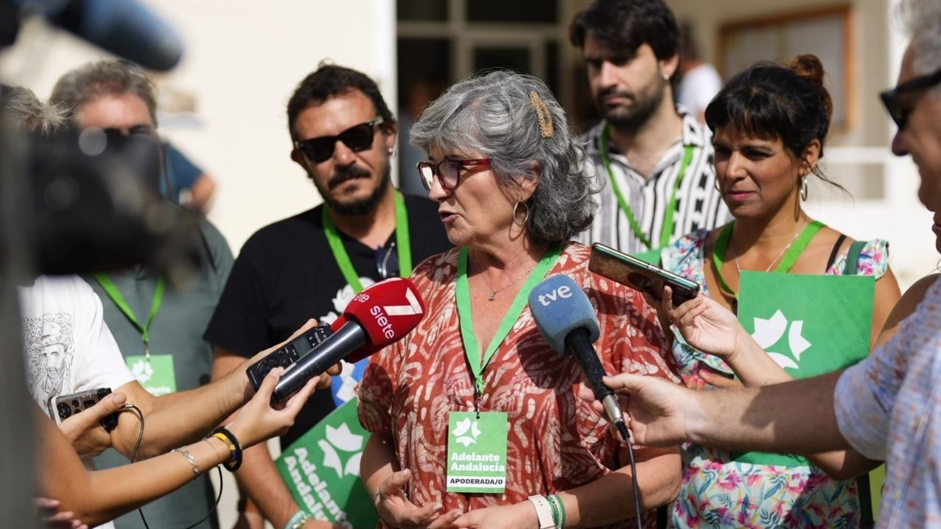 La candidata de Adelante Andalucía, Pilar González, acompañada por José María González «Kichi» y Teresa Rodríguez