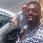 Iñaki Williams comparte un divertido momento en Ibiza junto a un taxista tras un "percance" en la carretera