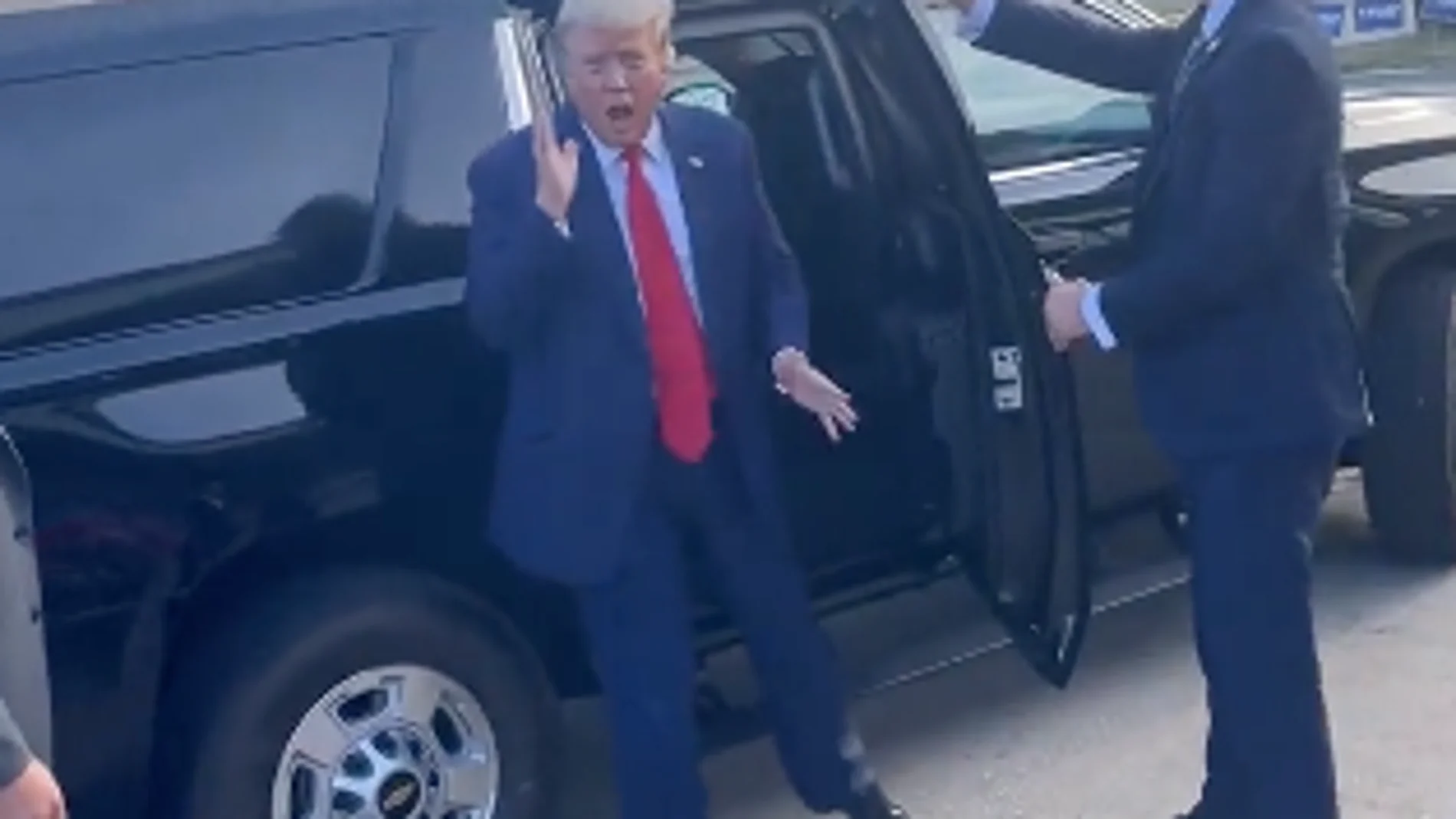 Video: Trump realiza un golpe de Karate en su llegada a Iowa