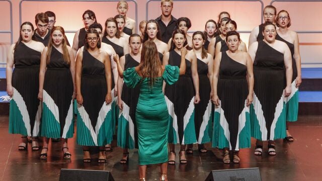  El Coro Sinfonía de la Escuela Coral Municipal de Torrevieja durante su actuación este lunes en la inauguración del 69 Certamen Internacional de Habaneras y Polifonía de Torrevieja, en Alicante. 