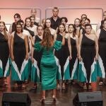  El Coro Sinfonía de la Escuela Coral Municipal de Torrevieja durante su actuación este lunes en la inauguración del 69 Certamen Internacional de Habaneras y Polifonía de Torrevieja, en Alicante. 