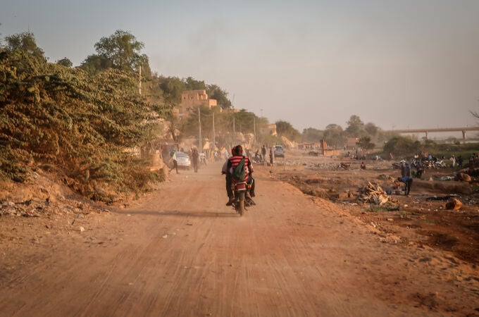 Un motocicleta circula por la capital de Níger, Niamey