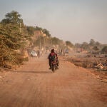 Un motocicleta circula por la capital de Níger, Niamey
