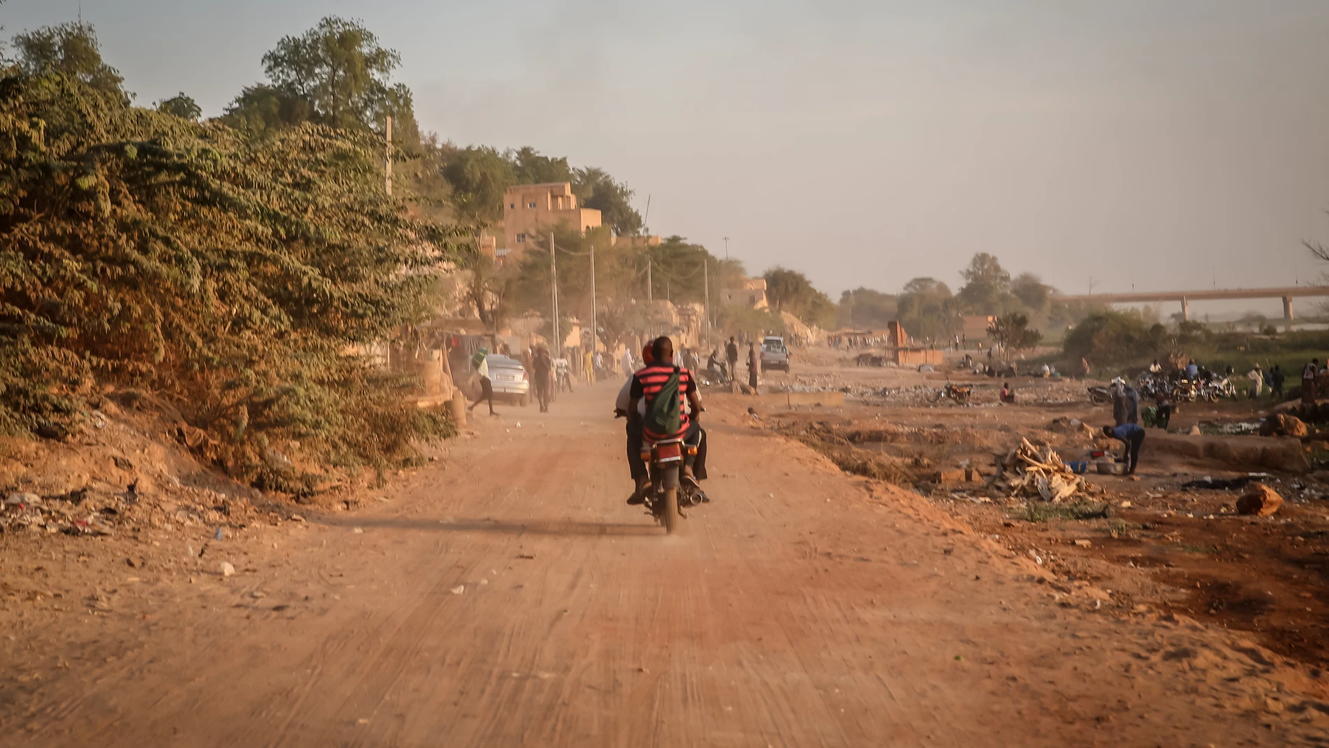 January 21, 2023, Niamey, Niger: A motorbike rides along the banks of the Niger River in Niamey. Niger a landlocked West African country of roughly 25 million people - is one of the poorest countries in the world. (Foto de ARCHIVO)21/01/2023