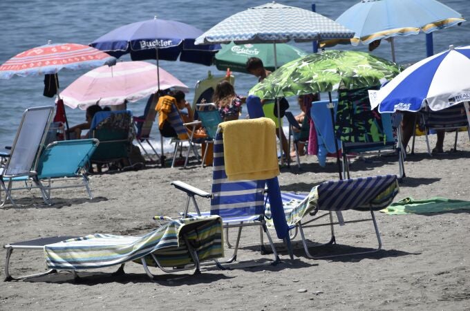 Hamacas y sillas vacías en una playa de Torrox (Málaga)
