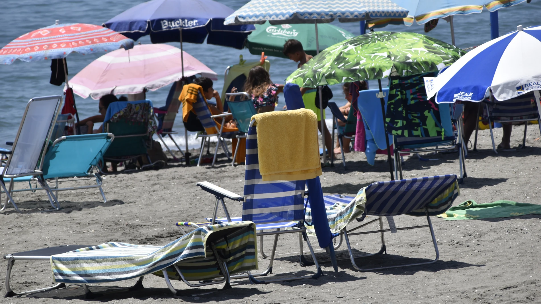 Hamacas y sillas vacías en una playa de Torrox (Málaga)