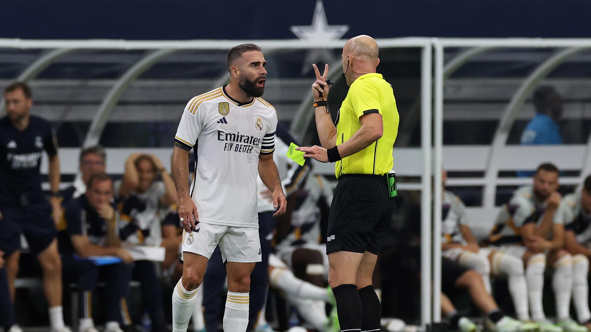 Arlington (United States), 29/07/2023.- Real Madrid Dani Carvajal (L) speaks with referee Allen Chapman during the friendly soccer match between FC Barcelona and Real Madrid, in Arlington, Texas, USA, 29 July 2023. (Futbol, Amistoso) EFE/EPA/ADAM DAVIS