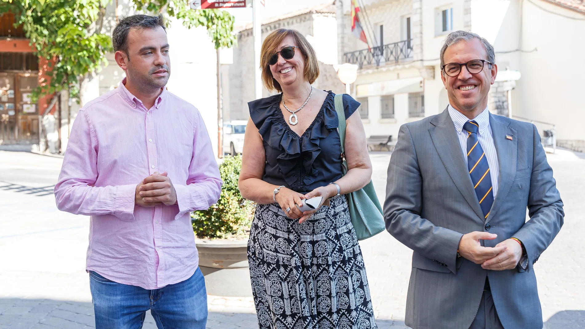 El consejero de Industria, Comercio y Empleo, Mariano Veganzones, junto al alcalde de Cuéllar, Carlos Fraile; y la gerente provincial del servicio publico de empleo, Pilar Sanz; clausuran los Programas Mixtos de Cuéllar (Segovia)