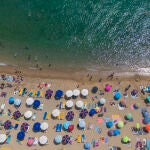 Turistas llenan las playas en la Costa Brava 