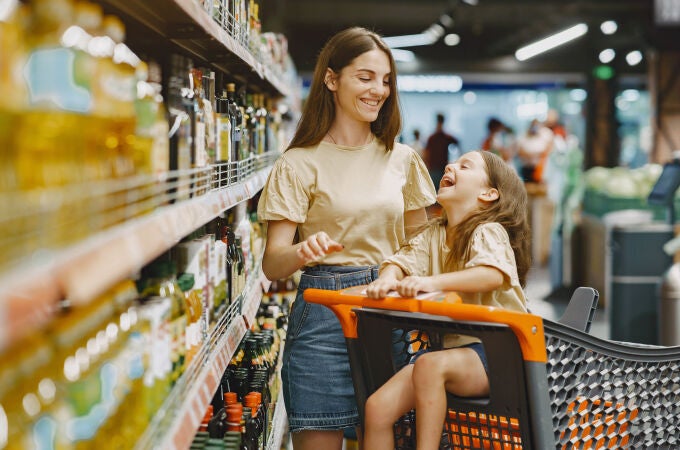 Mujer e hija hacen la compra en el supermercado