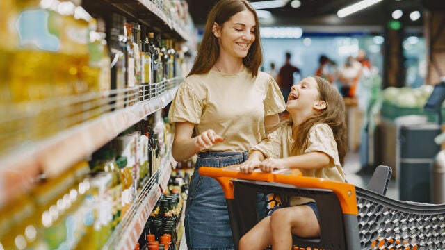 Mujer e hija hacen la compra en el supermercado