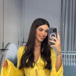 Violeta Mangriñán con vestido amarillo.