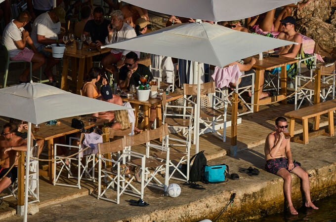 Turistas en chiringuitos de playa en Palma de Mallorca. © Alberto R. Roldán / Diario La Razón. 