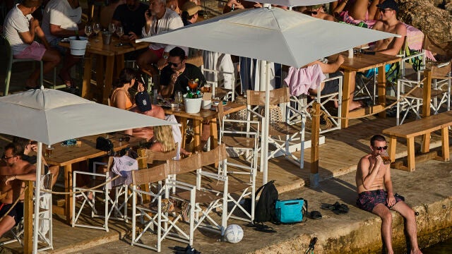 Turistas en chiringuitos de playa en Palma de Mallorca. © Alberto R. Roldán / Diario La Razón. 