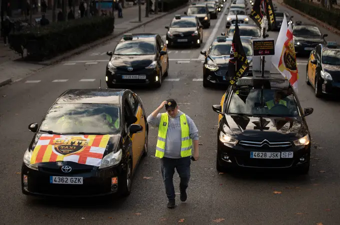 Élite Taxi quiere bloquear el aeropuerto de Barcelona en protesta contra la multa por el boicot a Uber