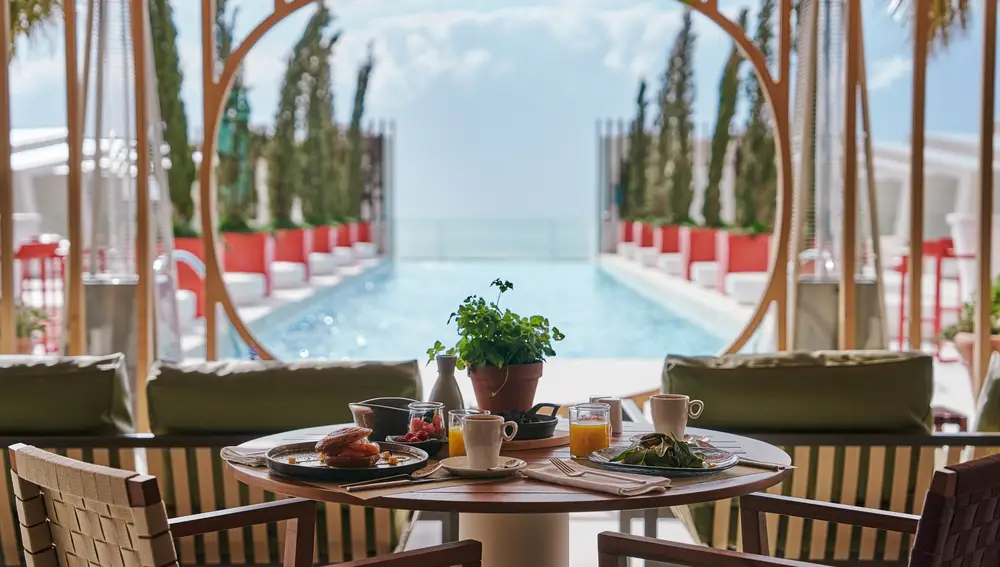 Desayuno en la terraza infinity de Higuerón Resort