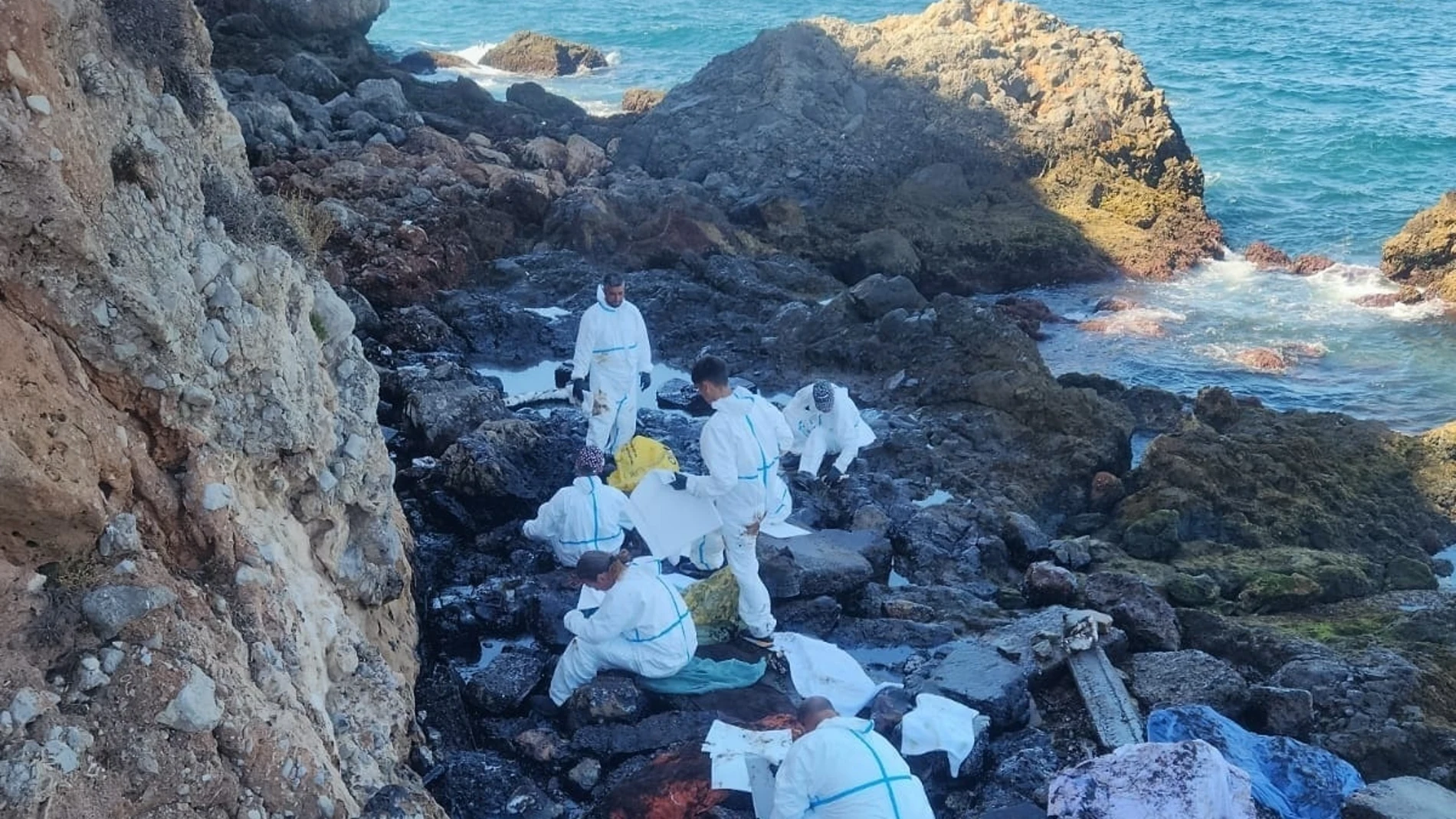 Personal de Gibraltar trabajando en la limpieza de la orilla
