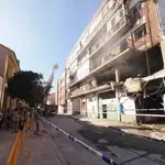 Aspecto de la fachada principal del edificio de viviendas tras la deflagración