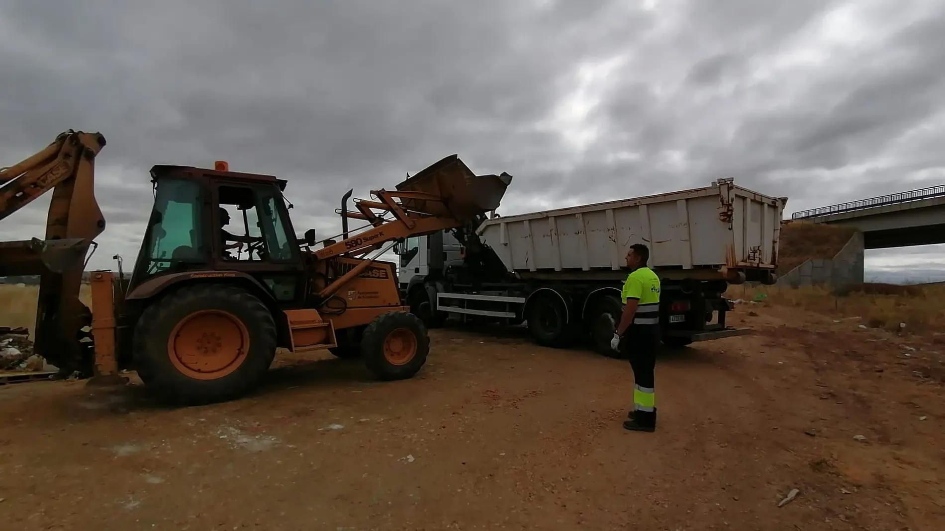 Retiran más de 141 toneladas de residuos en cunetas y caminos de Salamanca donde se producen vertidos ilegales