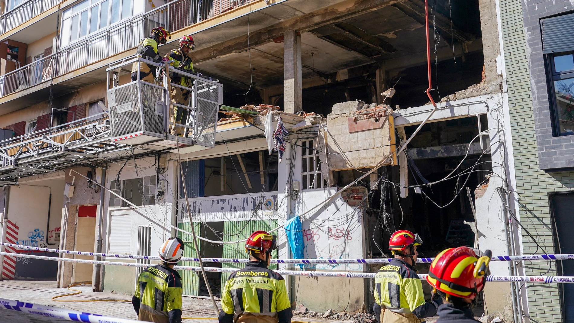 VALLADOLID, 02/08/2023.- Efectivos de bomberos realizan labores de limpieza y desescombro en el edificio de la calle Goya en Valladolid, este miércoles, tras la explosión mortal registrada anoche en el inmueble. EFE/Nacho Gallego 