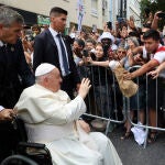 El Papa saluda a un grupo de feligreses a su llegada este miércoles a la JMJ de Lisboa 