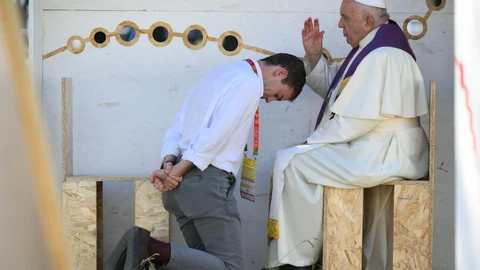 El Papa Francisco confiesa a un joven este viernes en Lisboa en la Jornada Mundial de la Juventud (JMJ) que se celebra del 1 al 6 de agosto