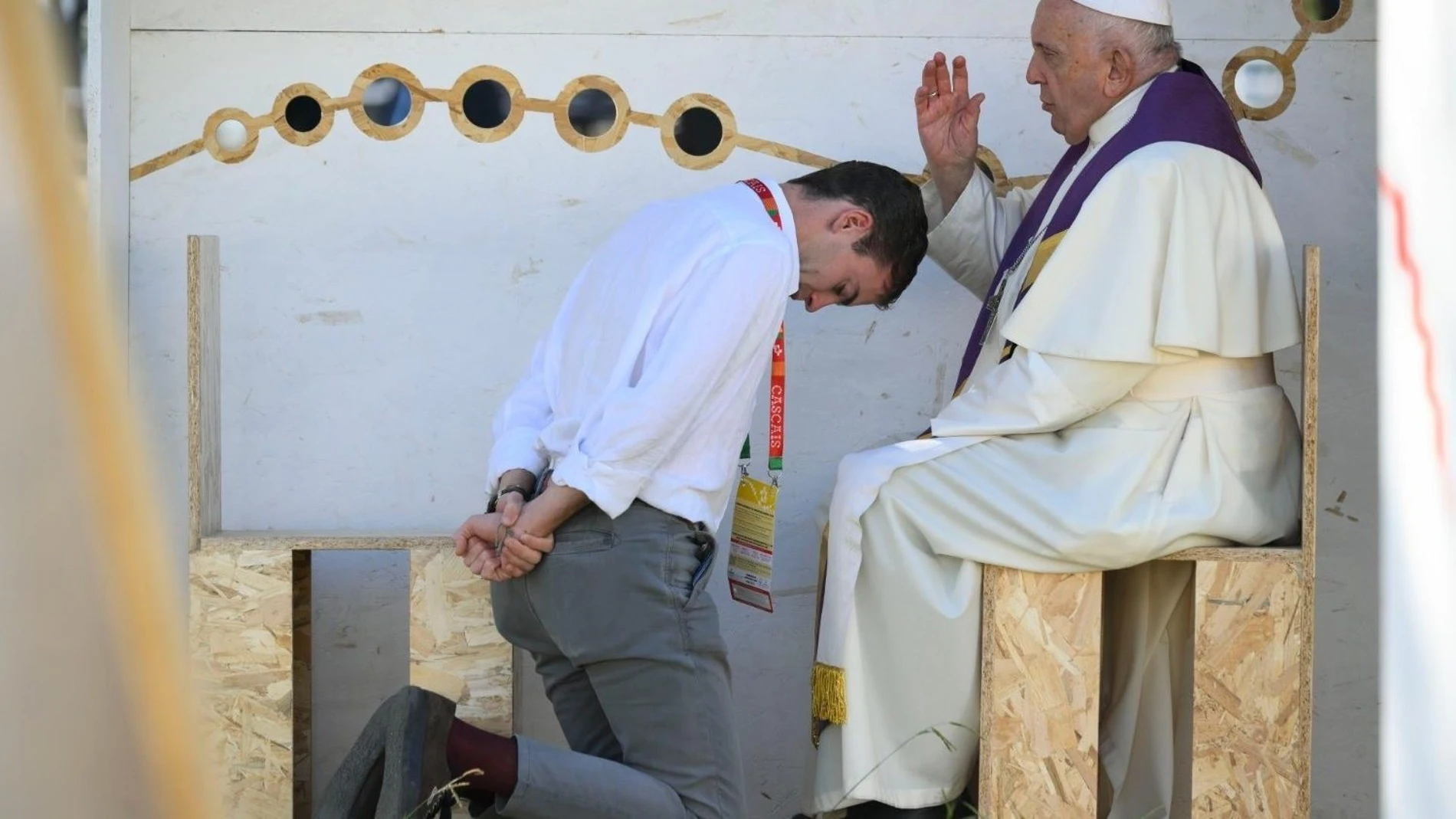 El Papa Francisco confiesa a un joven en el Parque del Perdón de la JMJ de Lisboa.VATICAN MEDIA DIVISIONE04/08/2023