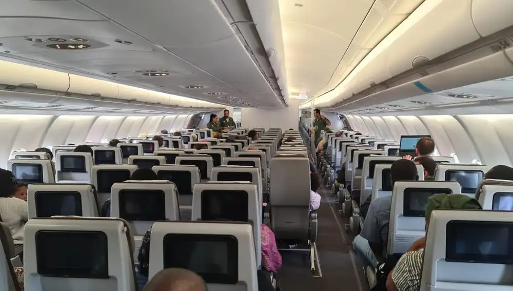 Los españoles evacuados, a bordo del avión del Ejército