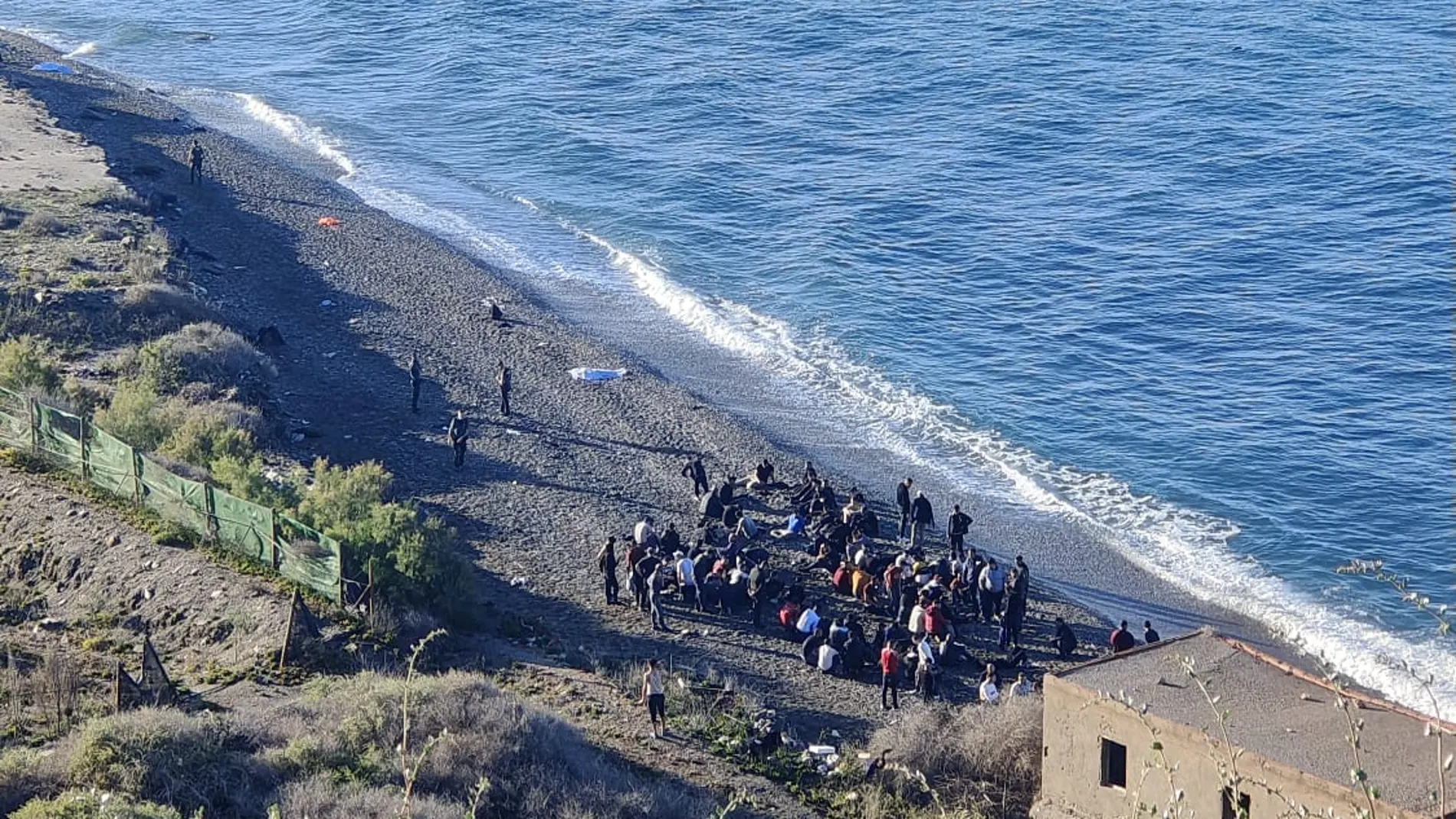Imagen de la llegada de una embarcación a la costa de Adra