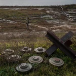 Un zapador ucraniano busca artefactos explosivos en una zona minada de Jersón.
