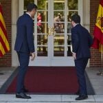 El presidente del Gobierno, Pedro Sánchez, recibe al presidente de la Generalitat de Cataluña, Pere Aragonés, antes de mantener una reunión en el Palacio de la Moncloa.