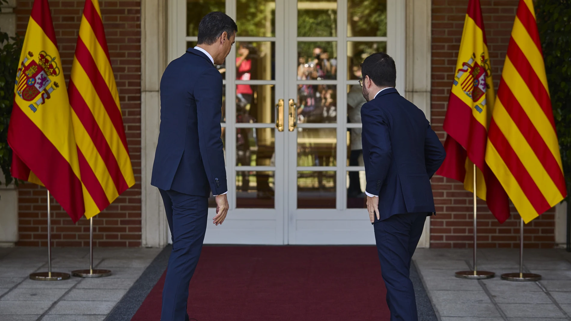 El presidente del Gobierno, Pedro Sánchez, recibe al presidente de la Generalitat de Cataluña, Pere Aragonés, antes de mantener una reunión en el Palacio de la Moncloa.