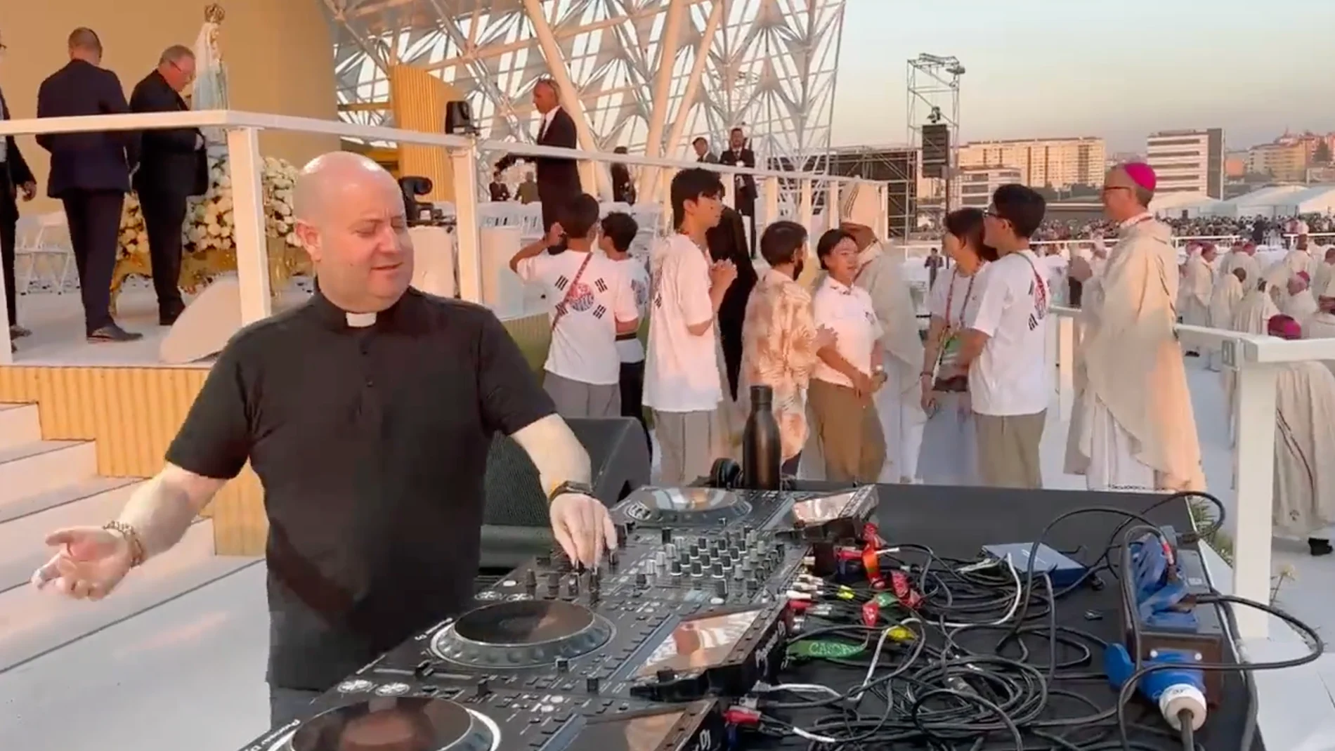 ¿Ibiza o Lisboa? El sol se alza sobre la JMJ mientras un sacerdote crea la atmósfera con su música tecno
