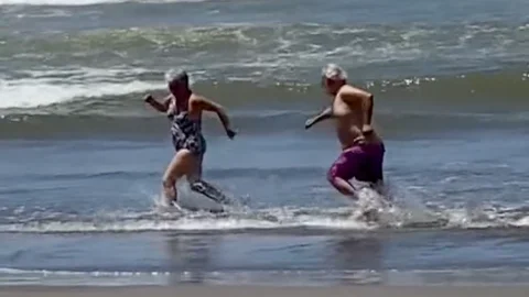Pareja de ancianos en la playa