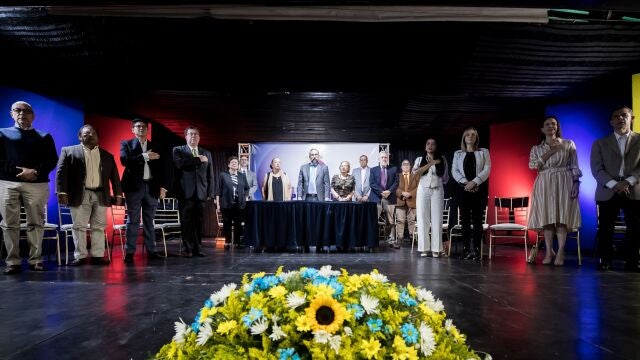 Los precandidatos presidenciales de la oposición, de izquierda a derecha, Andrés Caleca, Andrés Velásquez, César Almeida, César Pérez Vivas, Delsa Solórzano, Gloria Pinho, Henrique Capriles, María Corina Machado y Roberto Enríquez Lavaud, posan durante un acto político conjunto, en Caracas (Venezuela). 